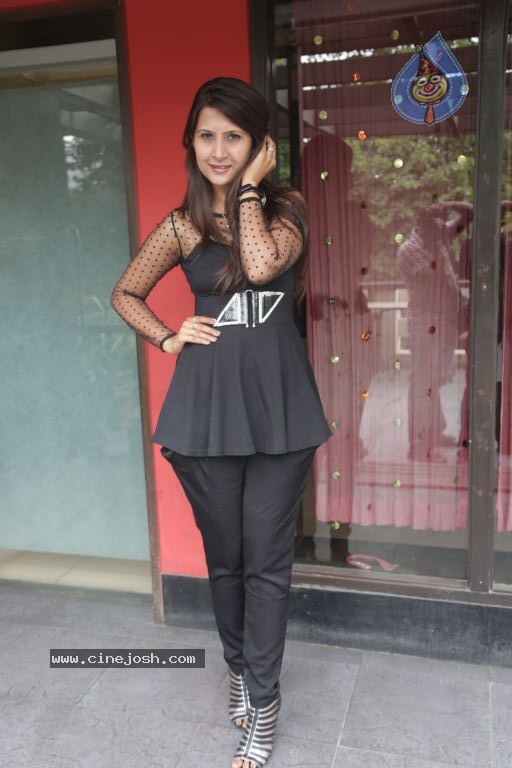 Nazia Adil Stills - 6 / 33 photos