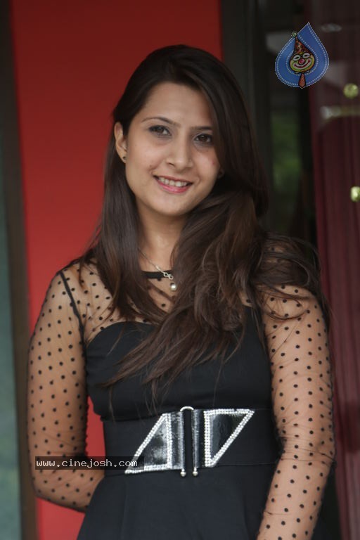 Nazia Adil Stills - 11 / 33 photos