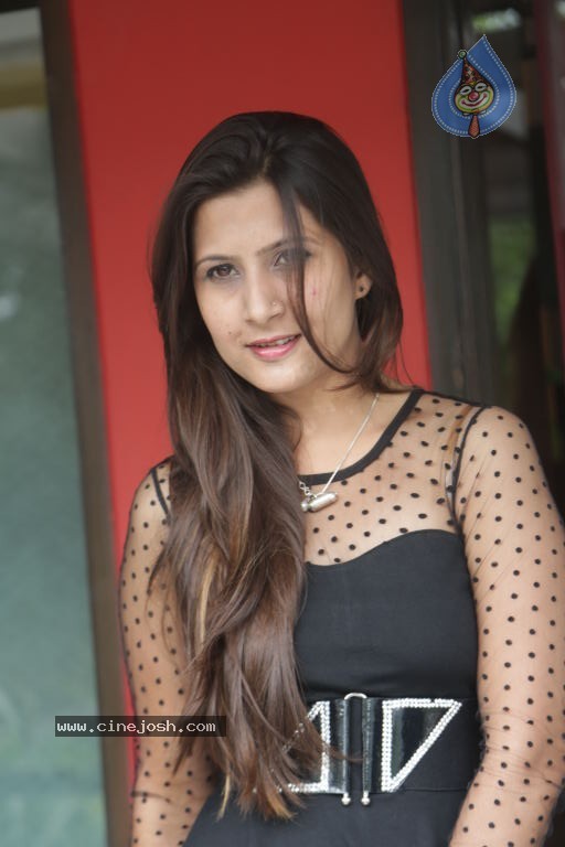 Nazia Adil Stills - 15 / 33 photos