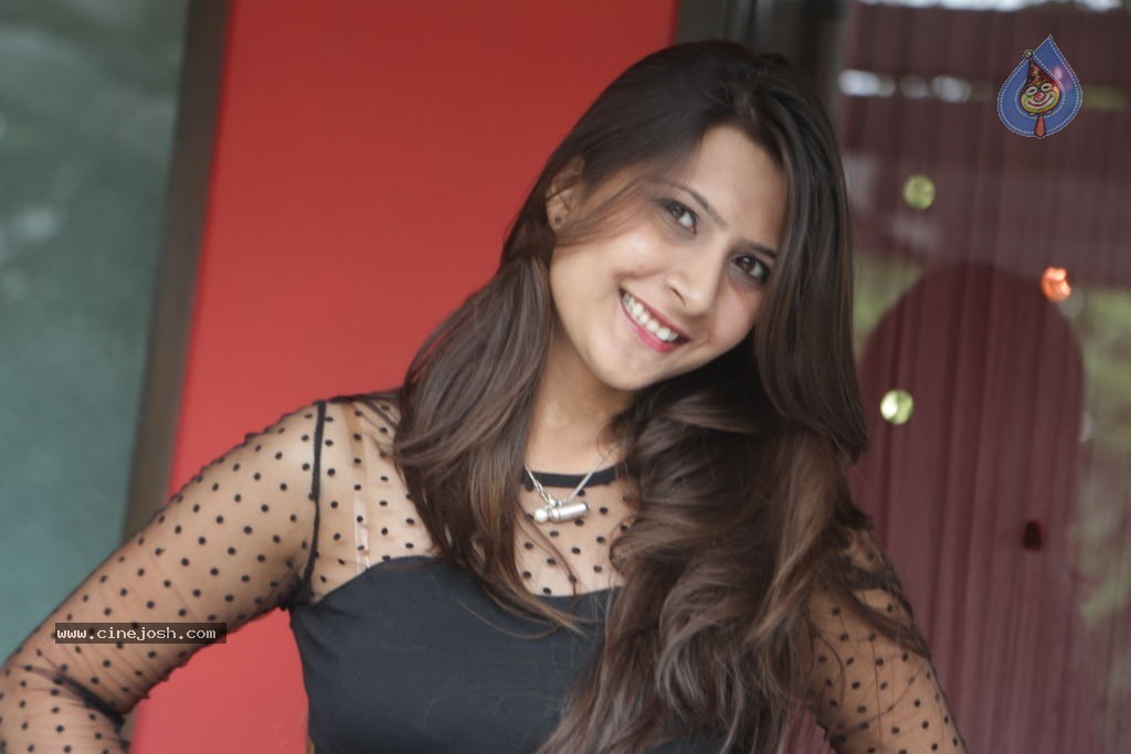 Nazia Adil Stills - 19 / 33 photos