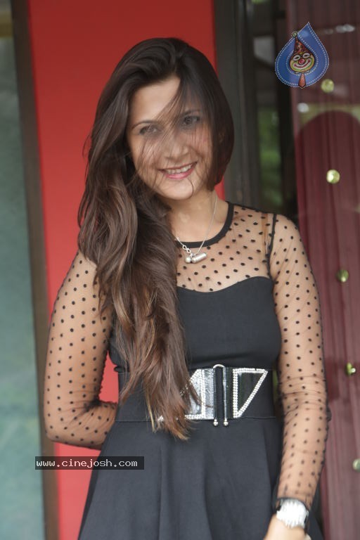 Nazia Adil Stills - 26 / 33 photos