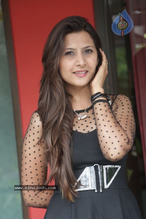 Nazia Adil Stills - 27 / 33 photos