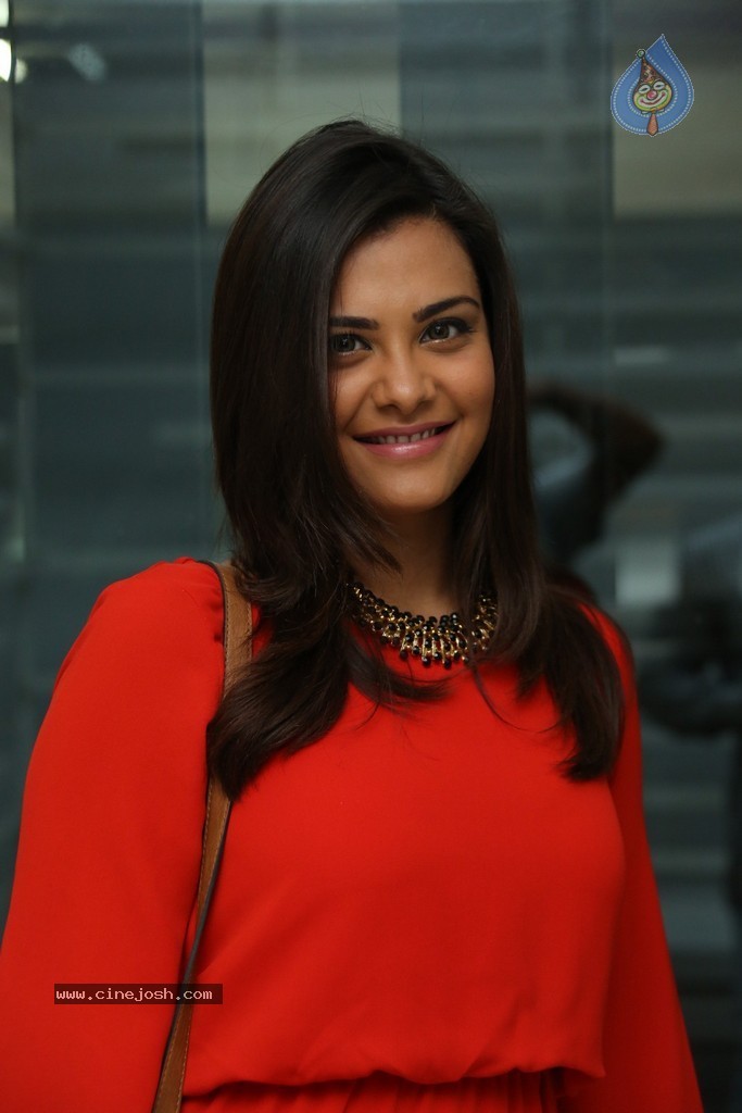 Nazia Hussain New Photos - 30 / 50 photos