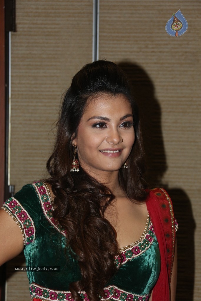 Nazia Hussain New Stills - 31 / 104 photos