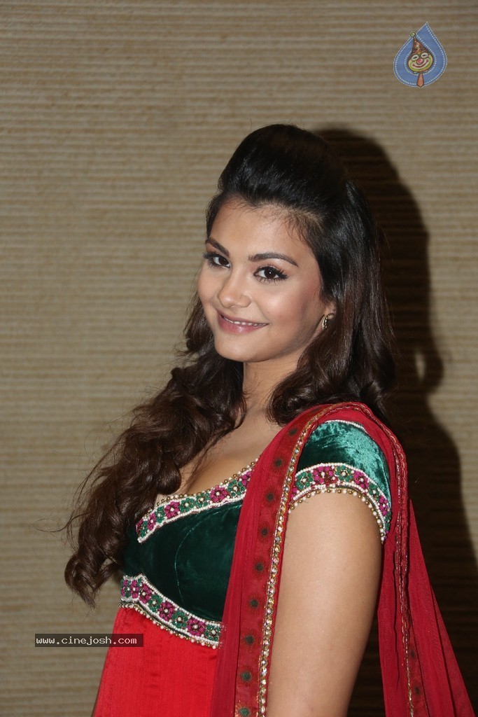 Nazia Hussain New Stills - 35 / 104 photos