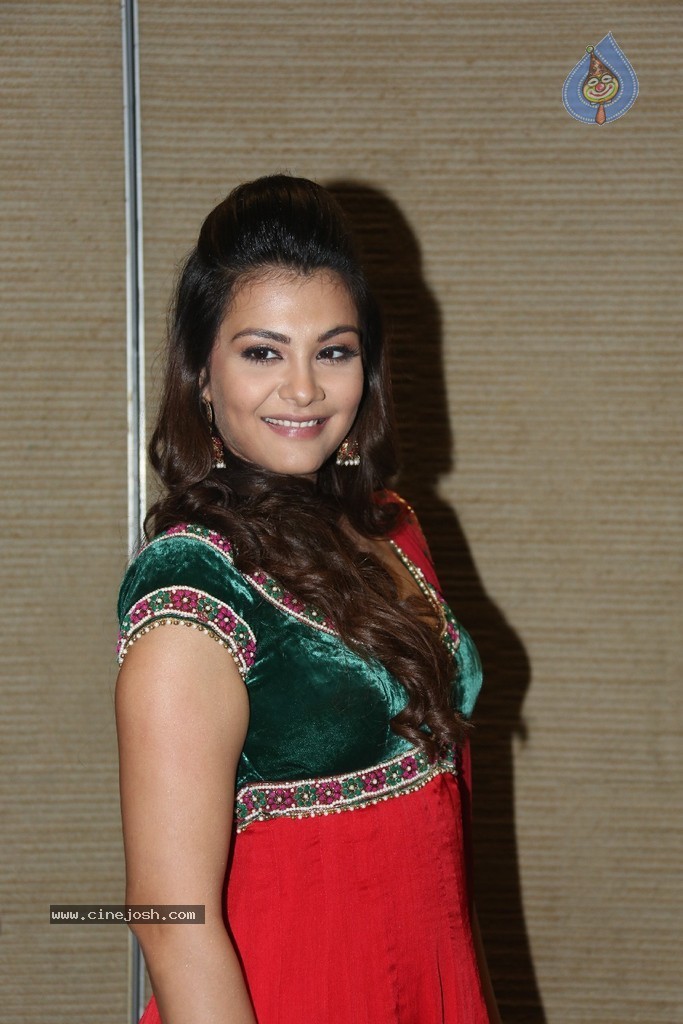 Nazia Hussain New Stills - 43 / 104 photos