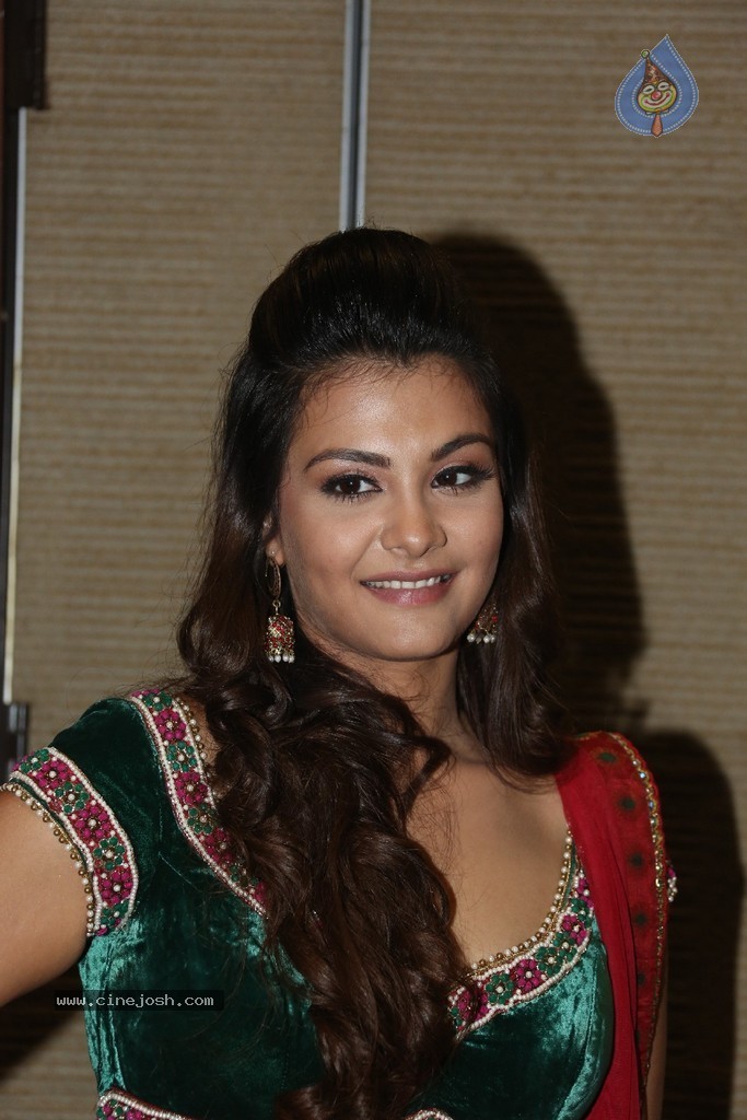 Nazia Hussain New Stills - 69 / 104 photos