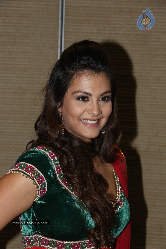 Nazia Hussain New Stills - 98 / 104 photos