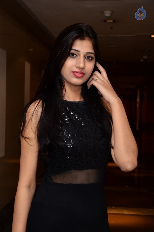 Nazia Khan Latest Photos - 9 / 10 photos