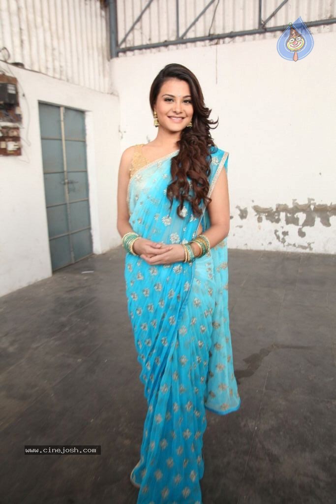 Naziya Stills - 35 / 54 photos