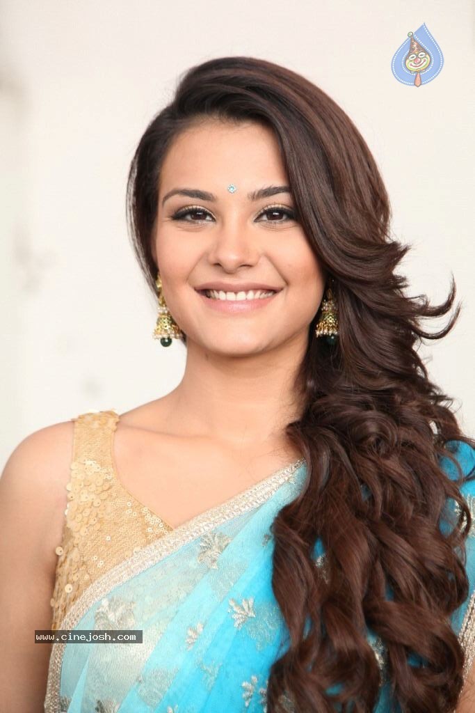 Naziya Stills - 43 / 54 photos