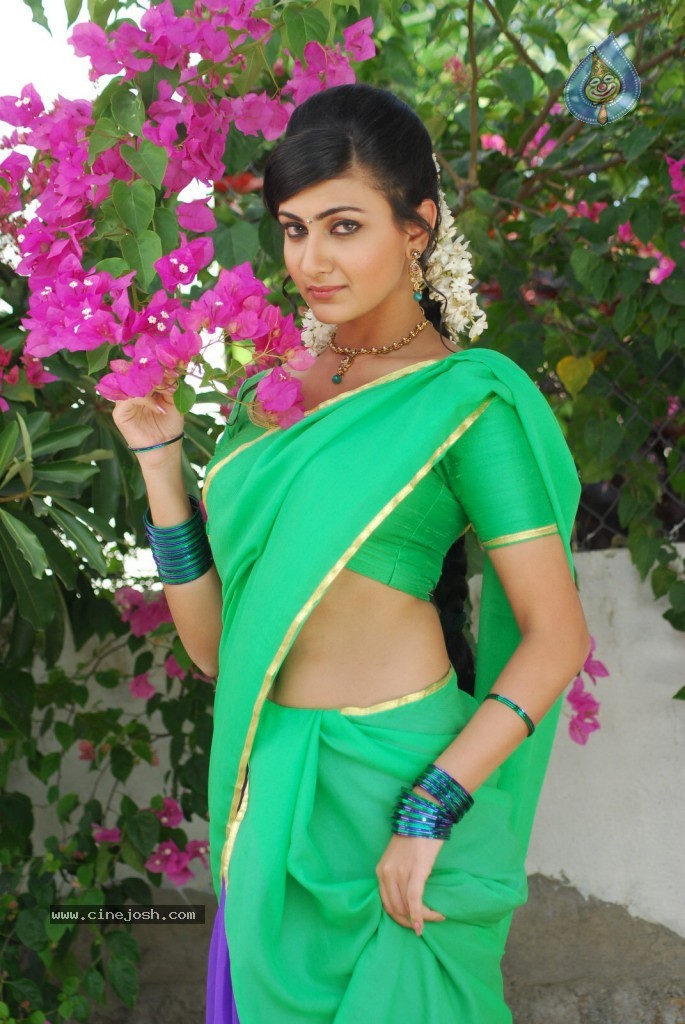 Neelam Upadhyay Hot Photos - 33 / 71 photos