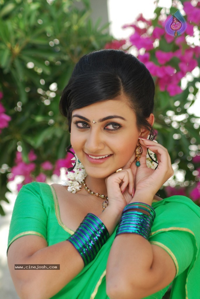 Neelam Upadhyay Hot Photos - 34 / 71 photos