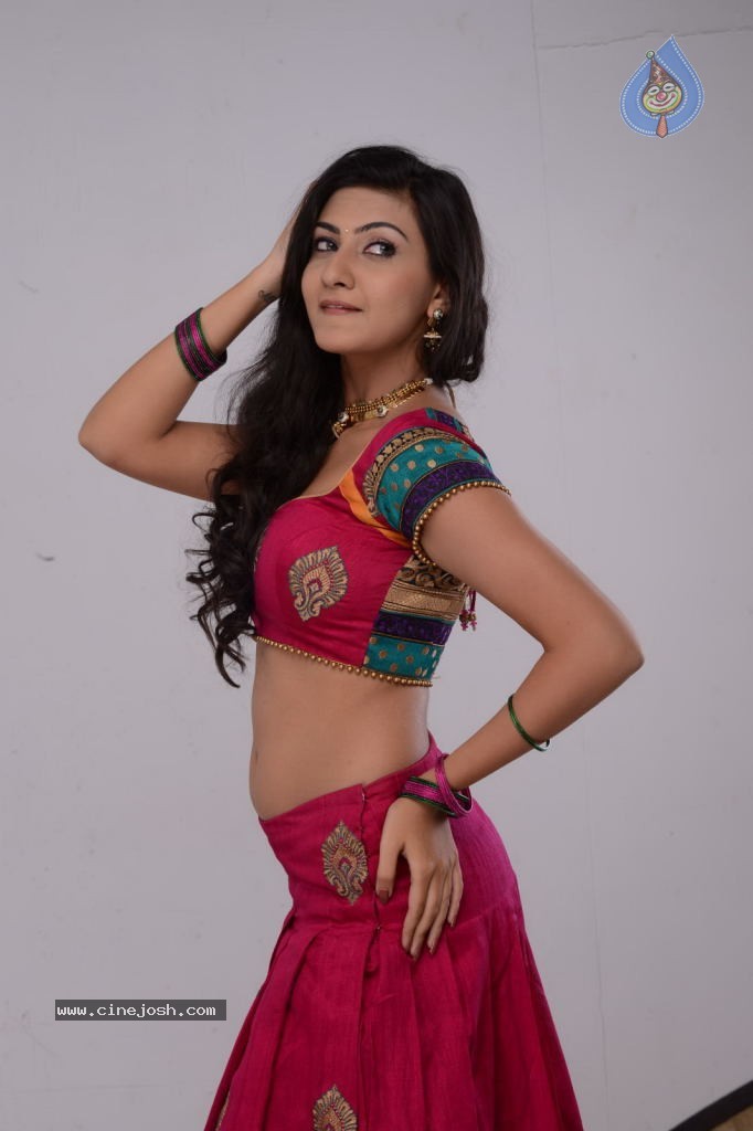 Neelam Upadhyay New Hot Pics - 32 / 84 photos