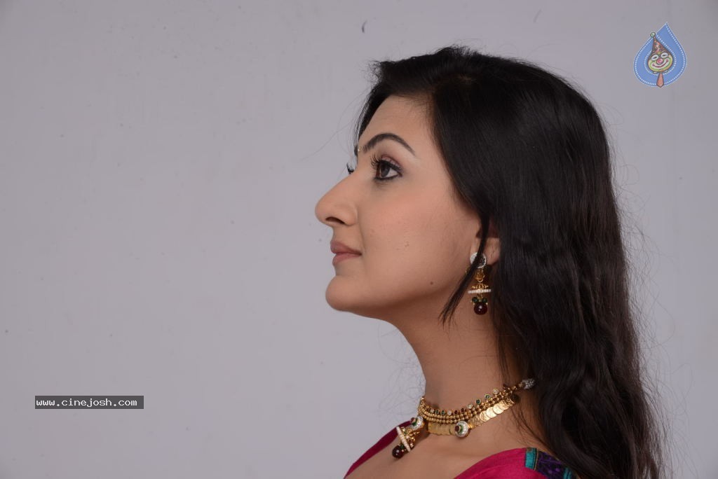 Neelam Upadhyay New Hot Pics - 34 / 84 photos