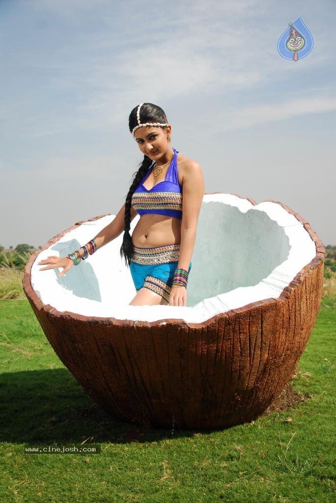 Neelam Upadhyay New Hot Stills - 7 / 105 photos