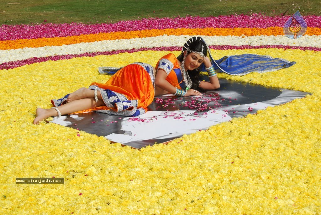 Neelam Upadhyay New Hot Stills - 36 / 105 photos