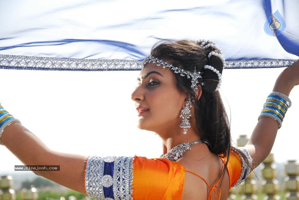 Neelam Upadhyay New Hot Stills - 43 / 105 photos