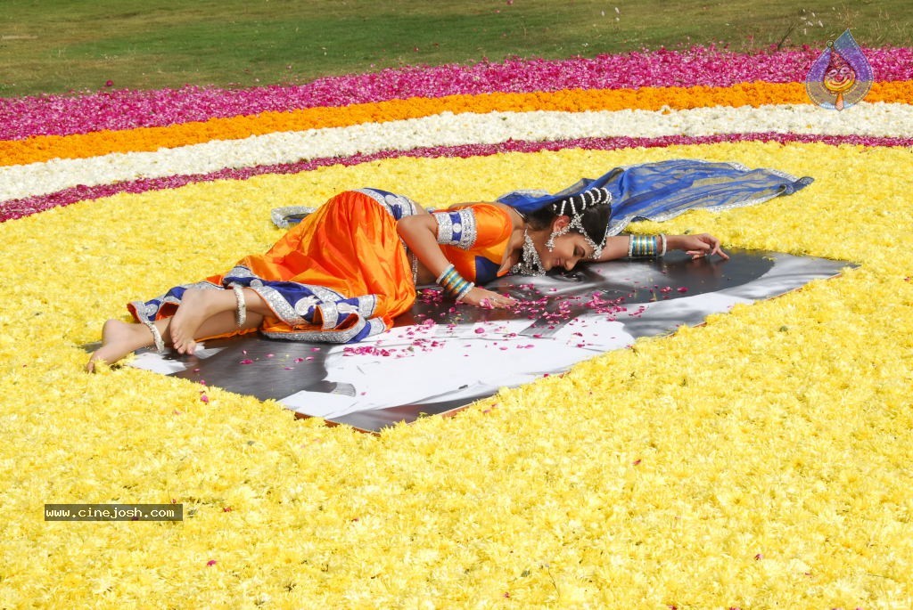 Neelam Upadhyay New Hot Stills - 47 / 105 photos