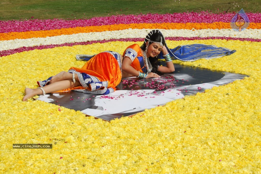 Neelam Upadhyay New Hot Stills - 53 / 105 photos