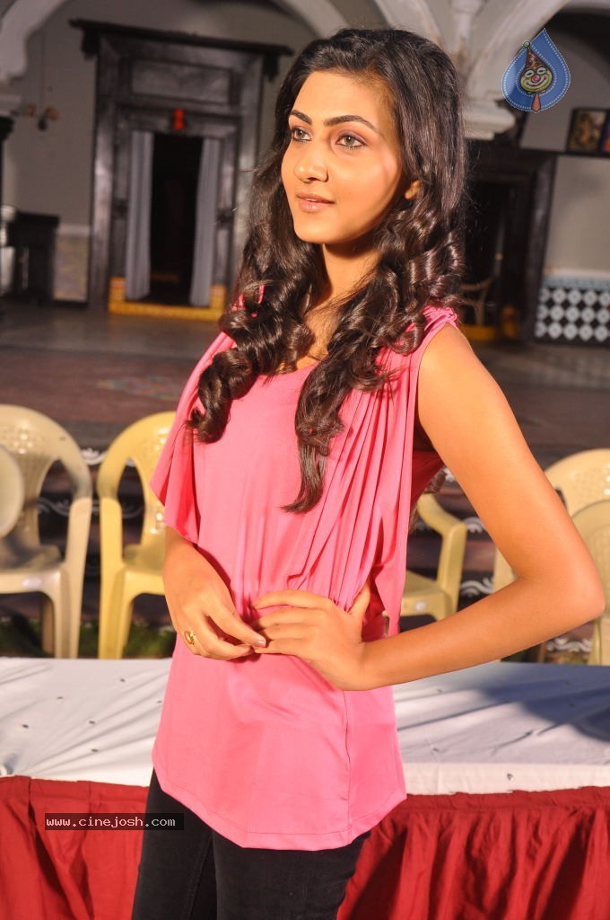 Neelam Upadhyay New Stills - 8 / 40 photos