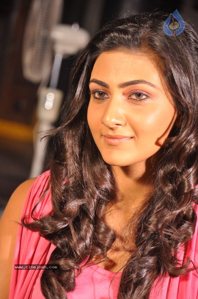 Neelam Upadhyay New Stills - 29 / 40 photos