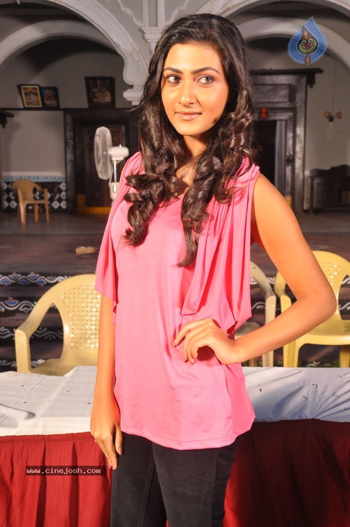 Neelam Upadhyay New Stills - 35 / 40 photos