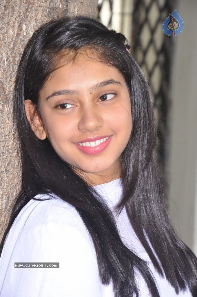 Neethi Taylor Latest Stills - 12 / 24 photos