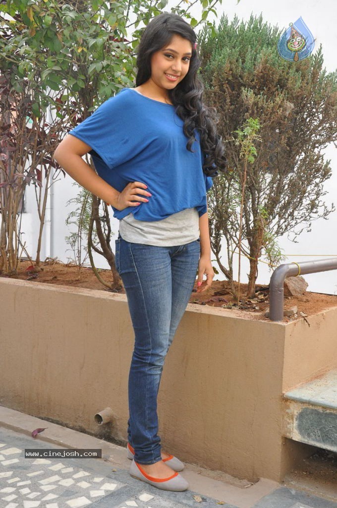 Neethi Taylor New Stills - 42 / 63 photos