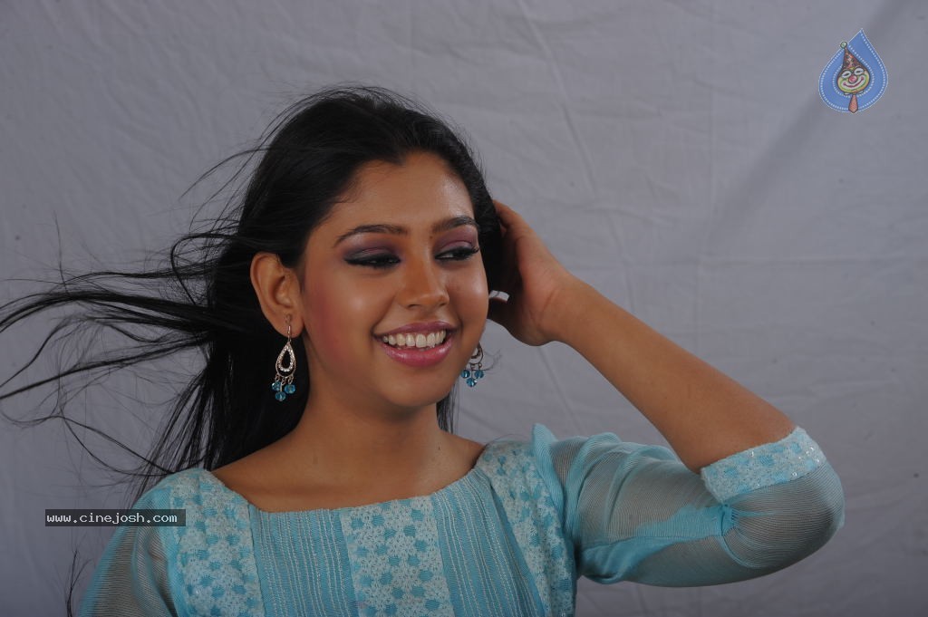 Neethi Taylor New Stills - 18 / 55 photos