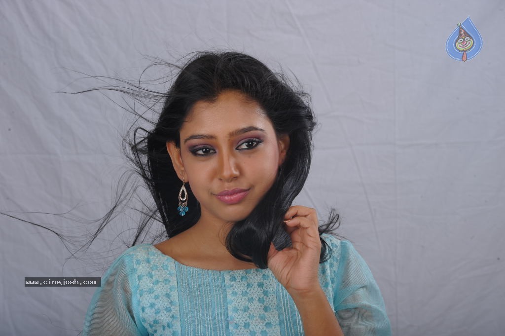 Neethi Taylor New Stills - 19 / 55 photos