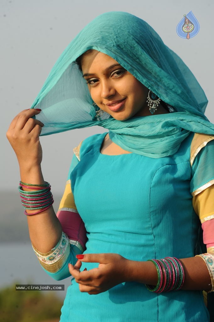 Neethi Taylor New Stills - 36 / 55 photos