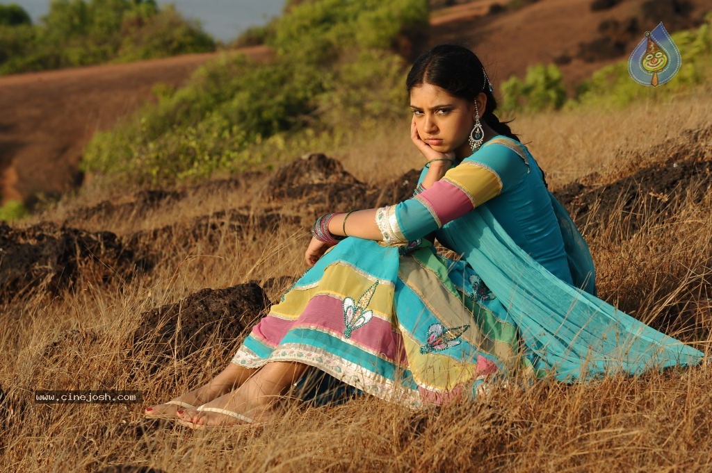 Neethi Taylor New Stills - 39 / 55 photos