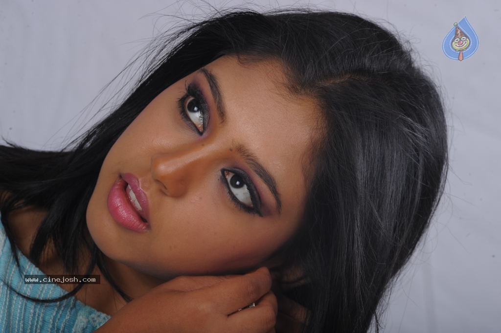 Neethi Taylor New Stills - 45 / 55 photos