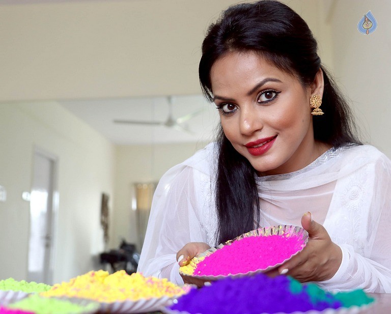 Neetu Chandra Dry Holi Photoshoot - 7 / 24 photos