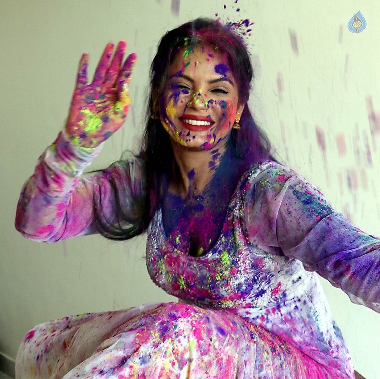 Neetu Chandra Dry Holi Photoshoot - 10 / 24 photos