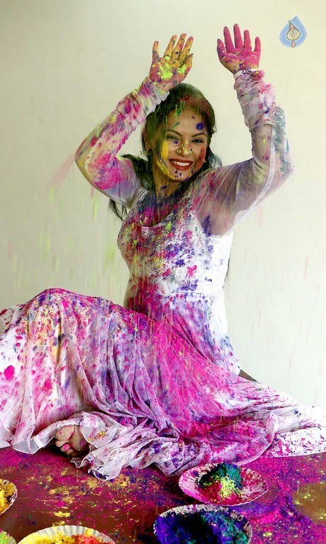 Neetu Chandra Dry Holi Photoshoot - 12 / 24 photos