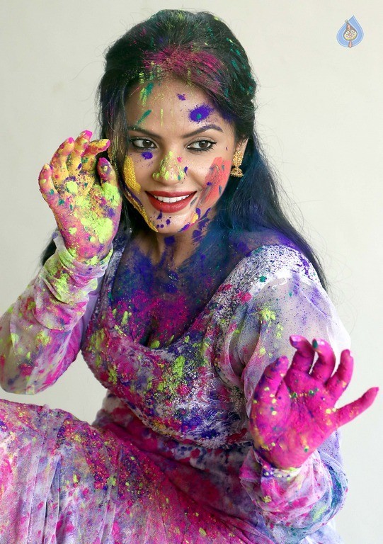 Neetu Chandra Dry Holi Photoshoot - 13 / 24 photos