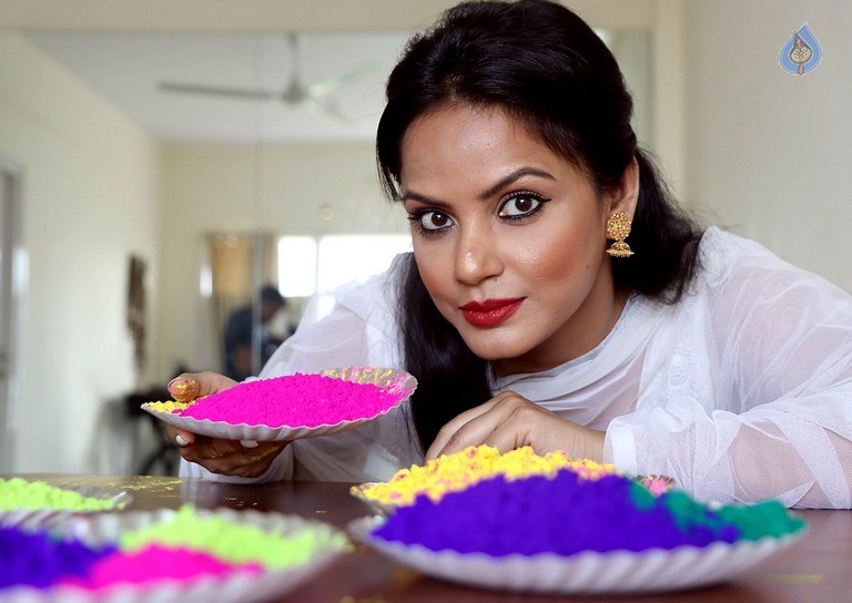 Neetu Chandra Dry Holi Photoshoot - 14 / 24 photos