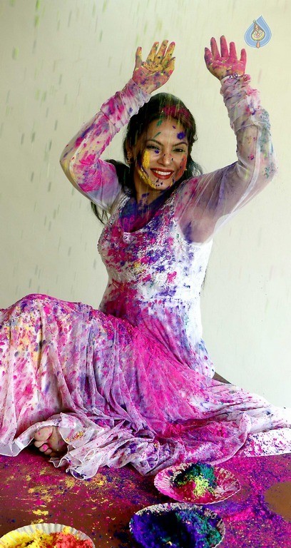 Neetu Chandra Dry Holi Photoshoot - 18 / 24 photos