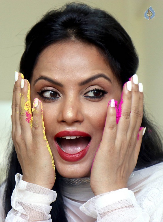 Neetu Chandra Dry Holi Photoshoot - 19 / 24 photos