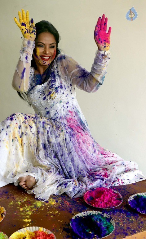 Neetu Chandra Dry Holi Photoshoot - 20 / 24 photos