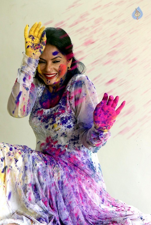 Neetu Chandra Dry Holi Photoshoot - 24 / 24 photos