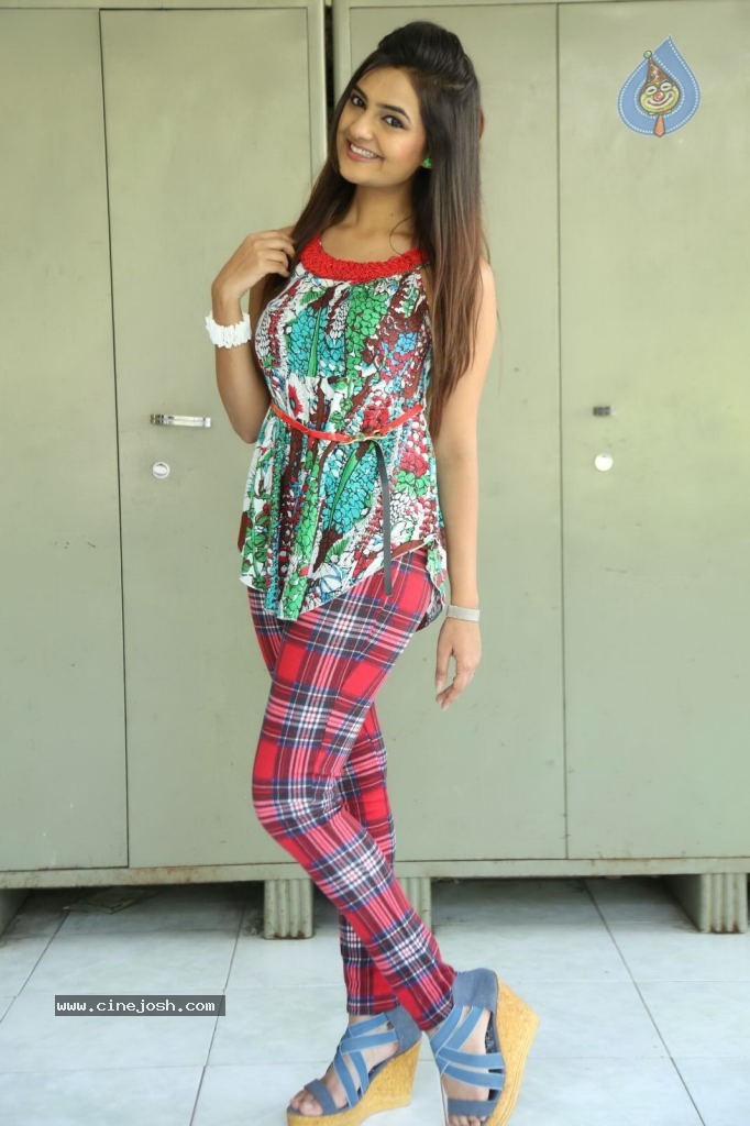 Neha Deshpande Latest Gallery - 7 / 101 photos