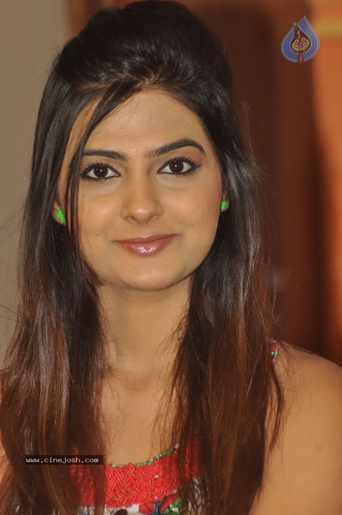 Neha Deshpande Latest Gallery - 13 / 101 photos
