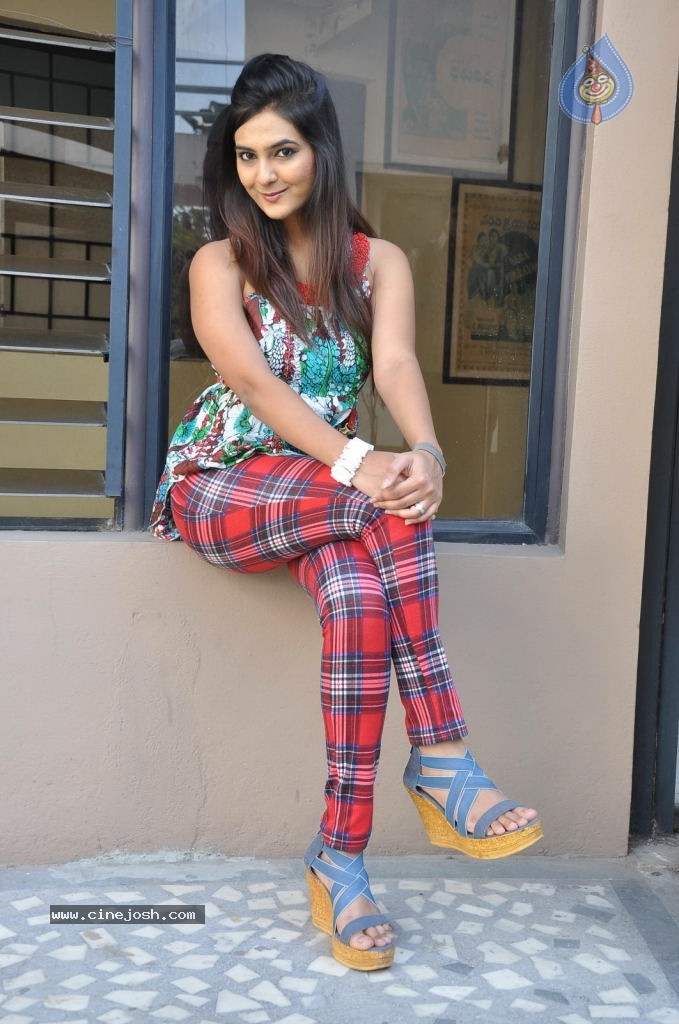 Neha Deshpande Latest Gallery - 18 / 101 photos