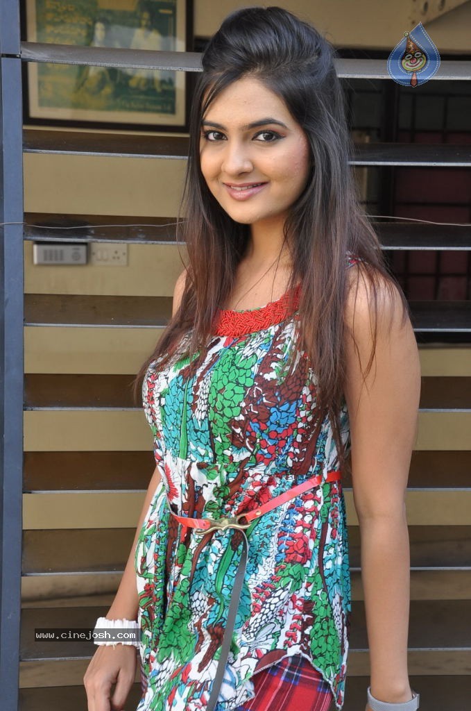 Neha Deshpande Latest Gallery - 69 / 101 photos
