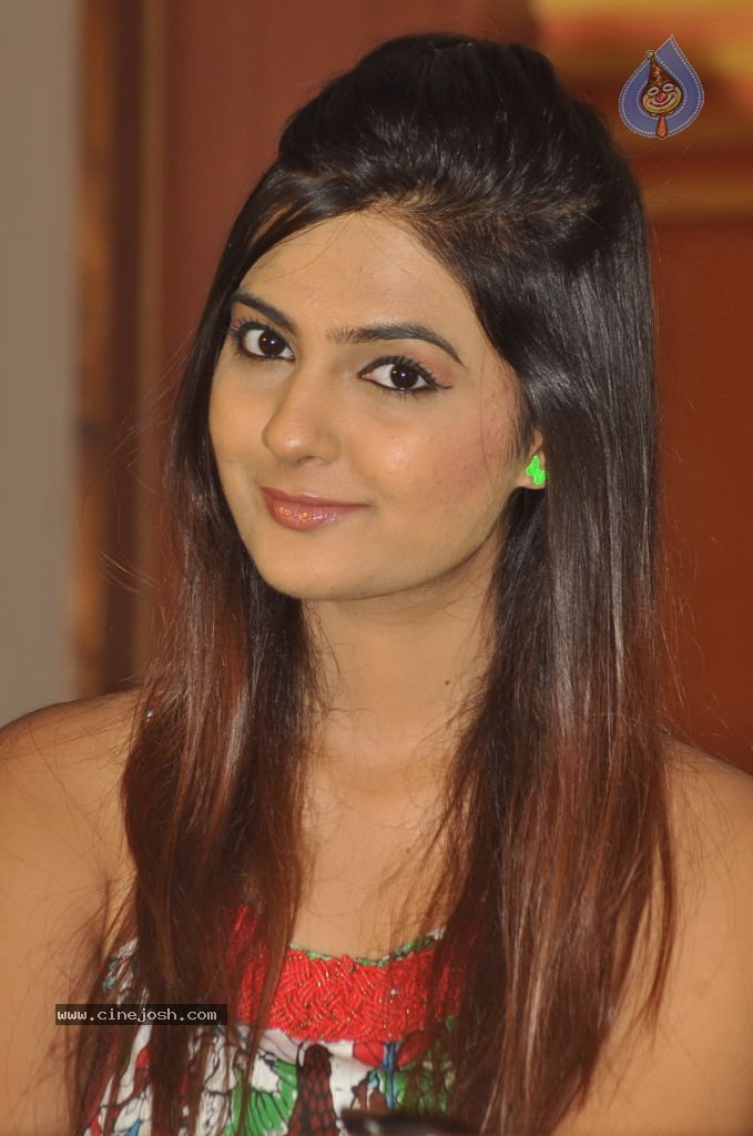 Neha Deshpande Latest Gallery - 74 / 101 photos