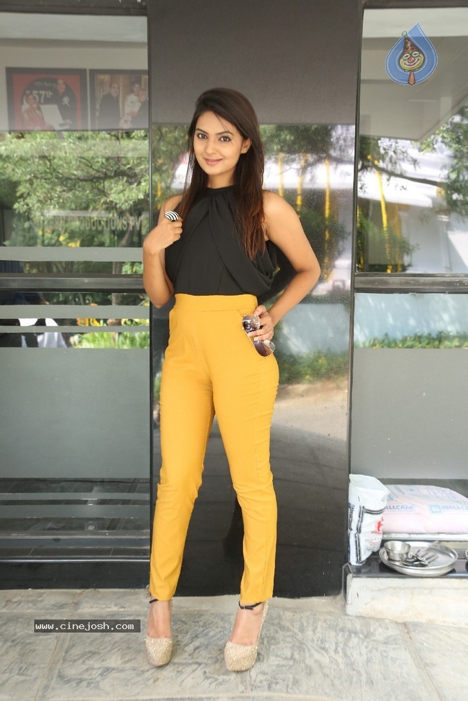 Neha Deshpande Latest Gallery - 31 / 90 photos