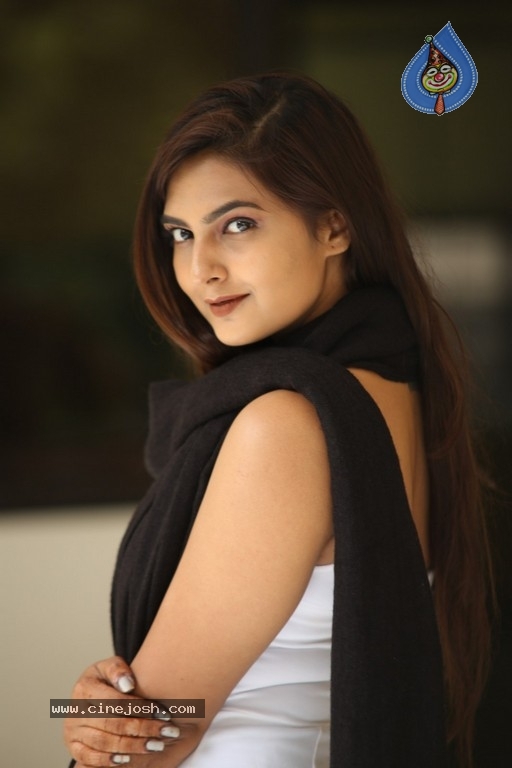 Neha Deshpande Latest Stills - 26 / 30 photos